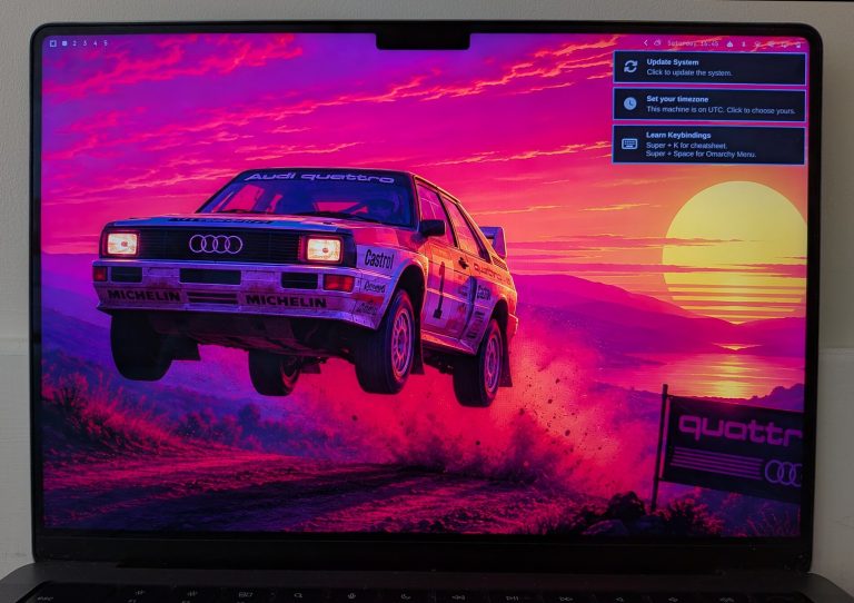 Capture du bureau Omarchy 4 sur Mac Apple Silicon, avec la barre supérieure contournant l encoche de l écran