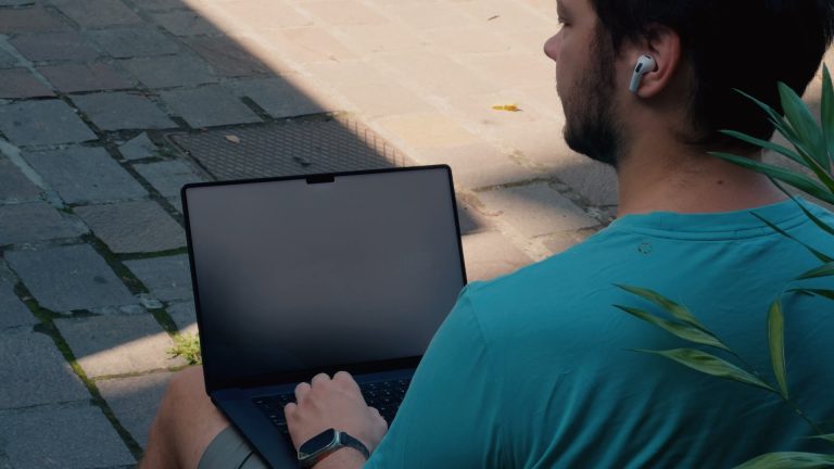 SHYGLASS : votre écran se floute dès que vous regardez ailleurs